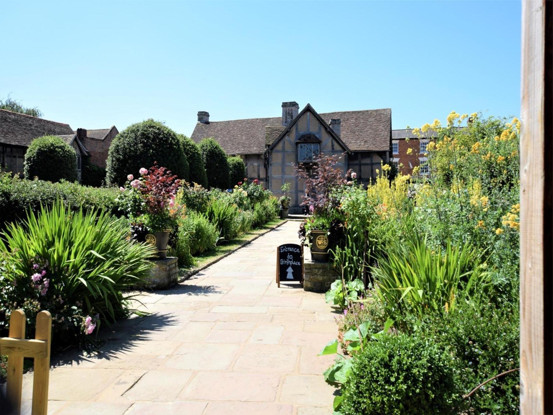 2 Bed In 94299 * Stratford-upon-Avon